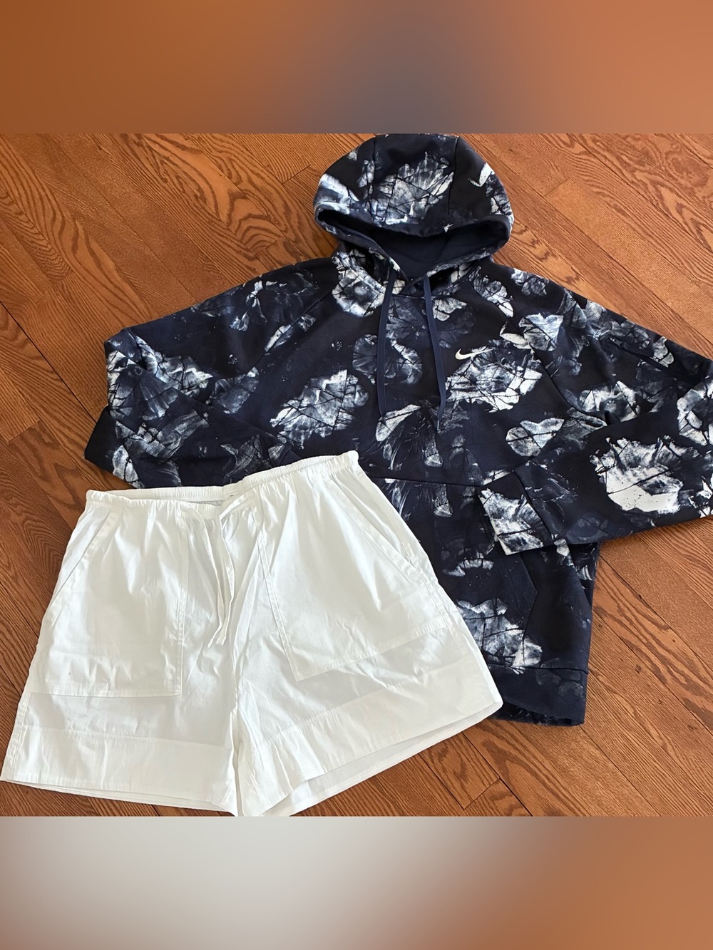 Womens LULULEMON/NIKE White Shorts & Hoodie Sweatshirt, sz Medium